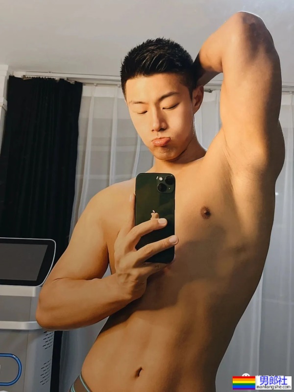 拼车遇到肌肉小哥，他在旁边装睡！ - 51虹马