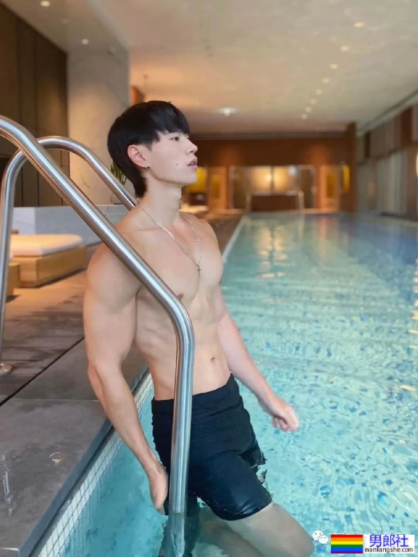 八块腹肌的男大学生，肌肉太硬了！ - 51虹马