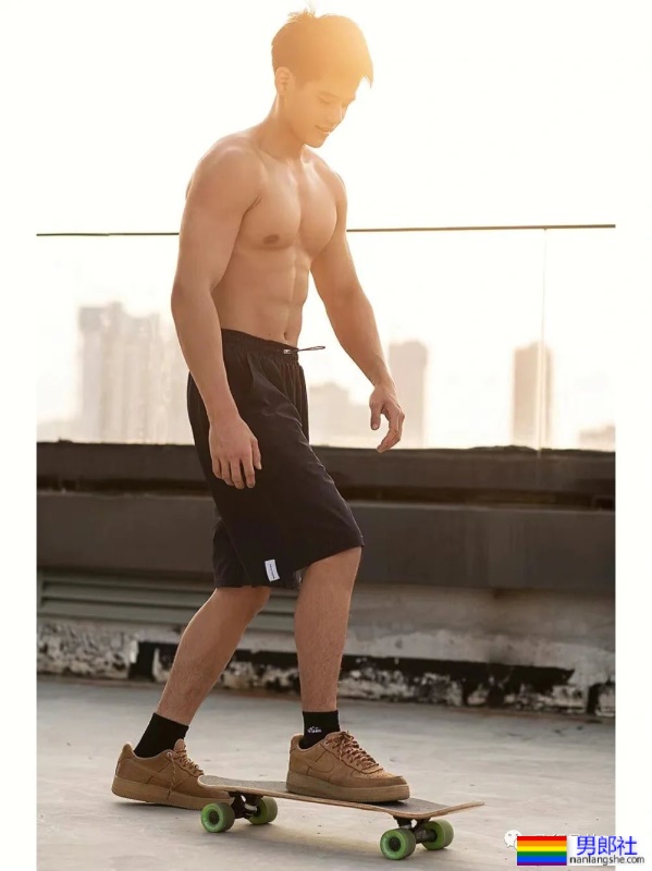 厦门不穿衣服的“肌肉司机”，22岁183CM私教腹肌有多硬？ - 51虹马