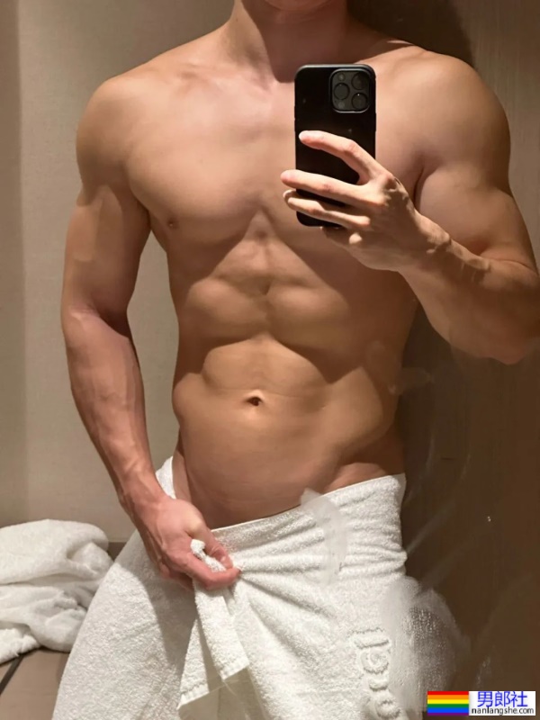 来自重庆的翘臀筋肉男，拍写真也太敢了吧！-51虹马