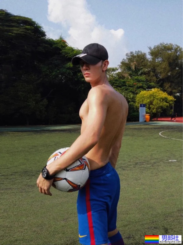 足球小哥不穿衣服也太好看了，这小胸肌藏不住了-51虹马