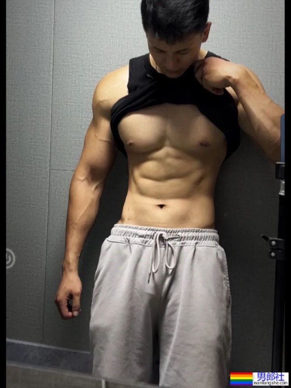 穿灰裤子的成都健身私教,看完想报他的课-51虹马