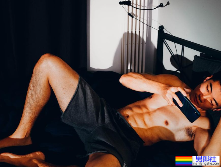 寸头黑皮腹肌体育生小哥，这身板长腿是真的硬！ - 51虹马