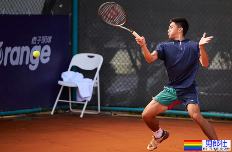 网球小将张凌豪越来越成熟，打球露内裤边与腹肌 - 51虹马