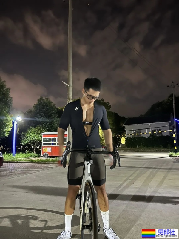 太大了！浙江黑皮肌肉小哥，紧身骑行服都撑爆了！ - 51虹马