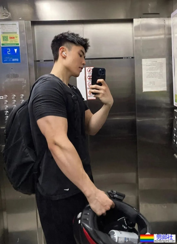 22岁天津191CM篮球体育生,脱衣打球,这背太美了 - 51虹马 22岁天津191CM篮球体育生,脱衣打球,这背太美了 - 51虹马