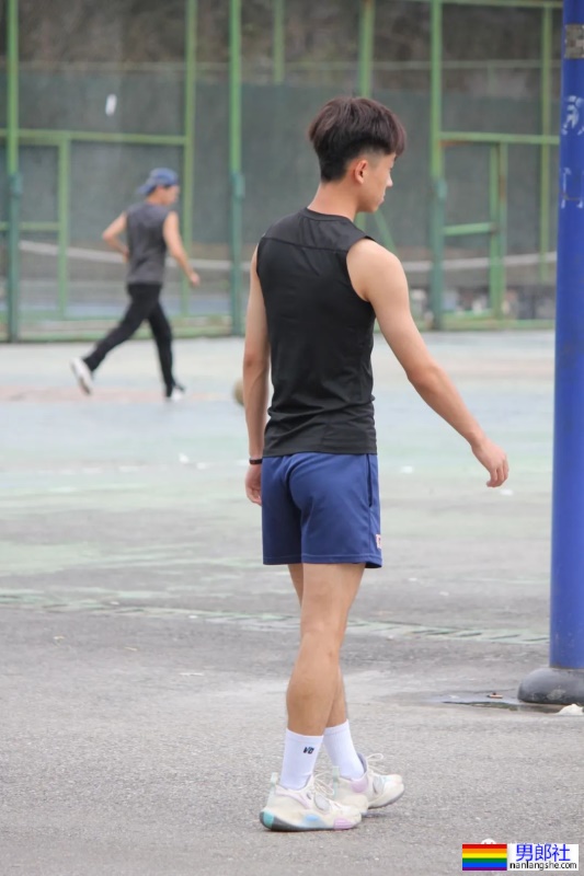 篮球场抓拍小翘臀男高，真棒！ - 51虹马