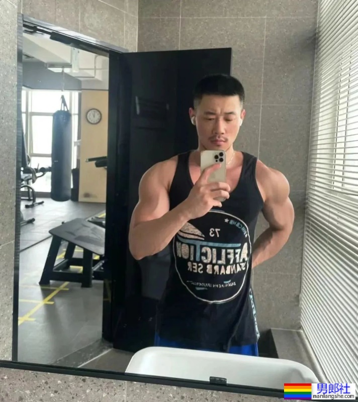 武汉彪学长更衣室最新自拍硬照，现在变这样了！ - 51虹马