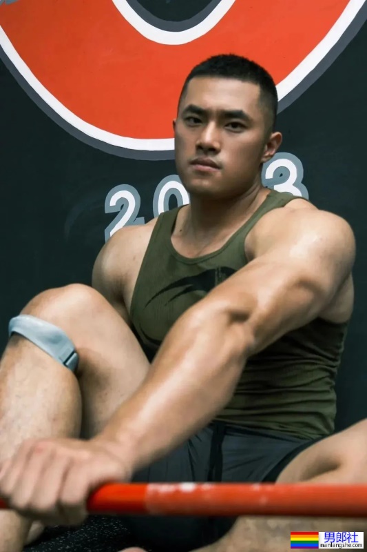 山东体院的壮男体育生，又高又大这谁抵抗得了啊？ - 51虹马