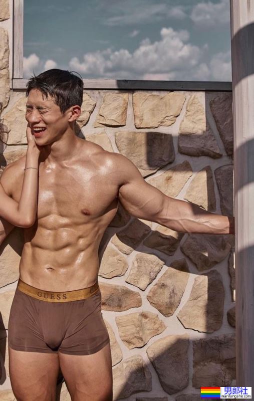 韩国肌肉网红户外洗澡 - 51虹马