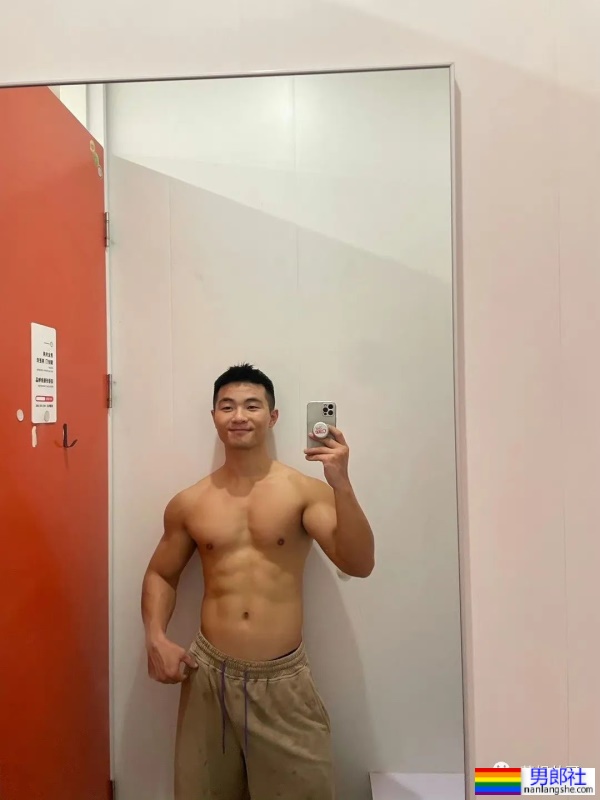 上海17+的肌肉男更衣室自拍，这实力绝了 - 51虹马