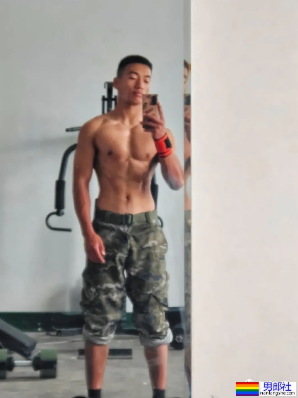 21岁河南直男退伍兵哥哥，肌肉身材超硬的！ - 51虹马