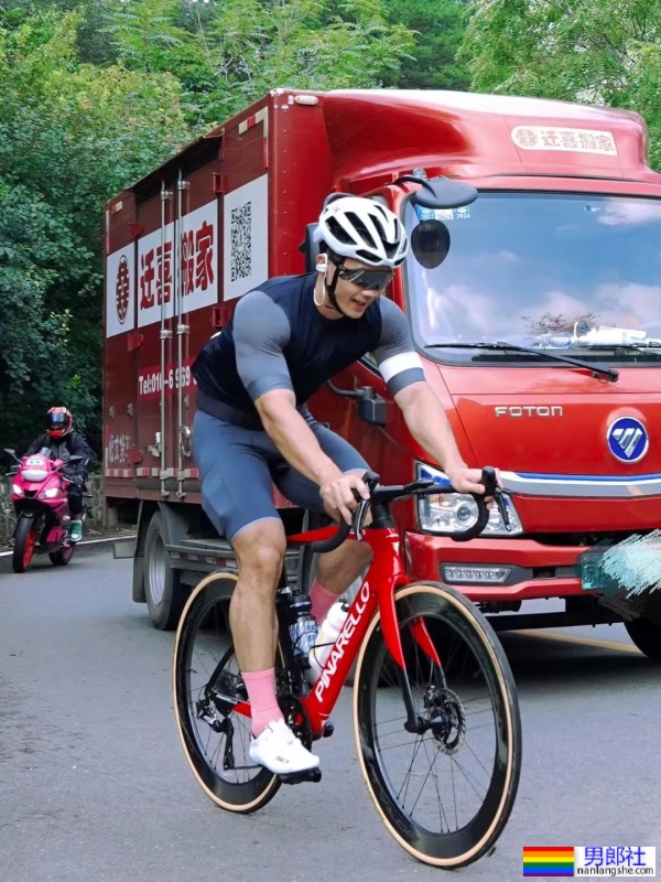 北京肌肉小哥撑开紧身骑行服，露出大胸肌还有茂盛的胸毛！ - 51虹马