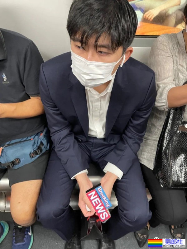 又来一波地铁正装帅哥，第一个就让我沦陷了 - 51虹马