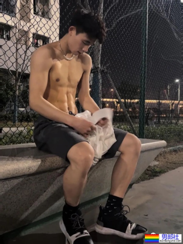 宿舍里有个肌肉身材的篮球体育生，他还不爱穿衣服 - 51虹马