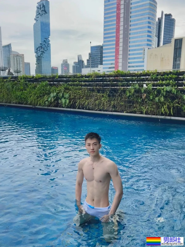 奶白奶白的腹肌小帅哥 - 51虹马