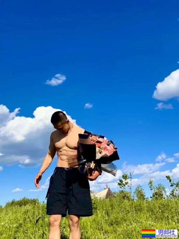 肌肉爷们在野外露营，来自黑龙江，这身材荷尔蒙太浓了！ ​​​ - 51虹马