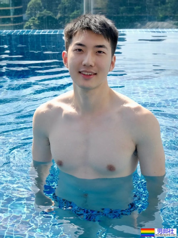 奶白薄肌小哥哥在泳池，笑起来好迷人 - 51虹马