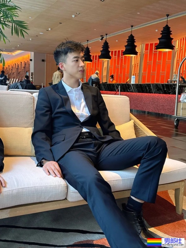 体育生穿上正装，简直帅爆了 - 51虹马