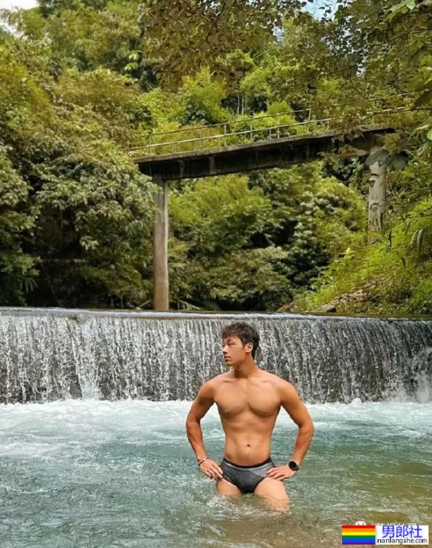 广州22岁肌肉小哥户外野泳秀身材，全身湿透到不敢看 - 51虹马