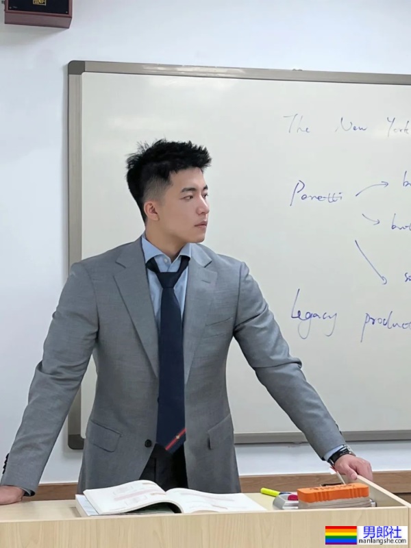 爱穿正装的英语老师有多帅？竟是大胸山东汉子！ - 51虹马