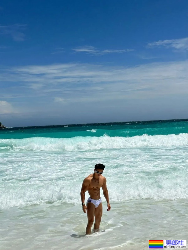 23岁重庆机车猛男，穿内裤野泳，湿透只能打码了！ - 51虹马