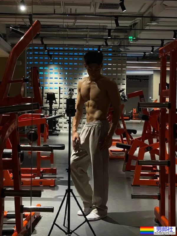 黑龙江的健身教练穿上灰裤子，东北爷们就是这么牛！ - 51虹马