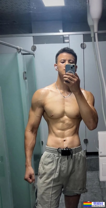 穿灰裤子的成都健身私教，看完想报他的课 - 51虹马