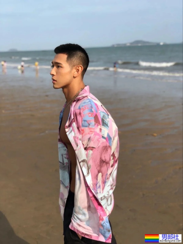 足球小哥不穿衣服也太好看了，这小胸肌藏不住了 - 51虹马