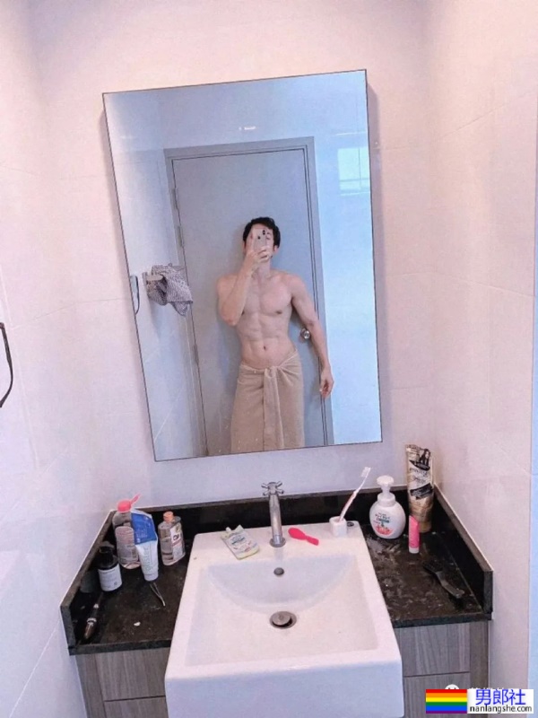 只围着浴巾的精壮男人玩自拍！ - 51虹马