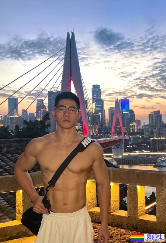 来自重庆的翘臀筋肉男，拍写真也太敢了吧！ - 51虹马