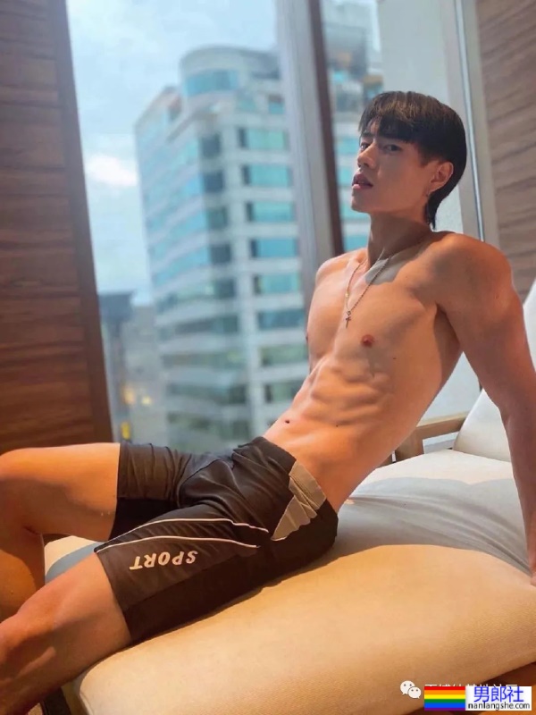 八块腹肌的男大学生，肌肉太硬了！ - 51虹马