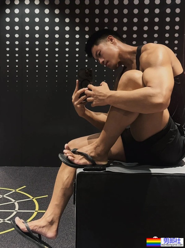 拼车遇到肌肉小哥，他在旁边装睡！ - 51虹马