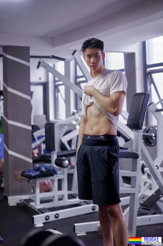 游泳冠军退役当教练，穿紧身泳裤，教你游泳可以吗？ - 51虹马