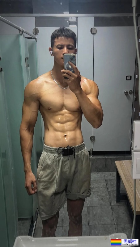 穿灰裤子的成都健身私教，看完想报他的课 - 51虹马