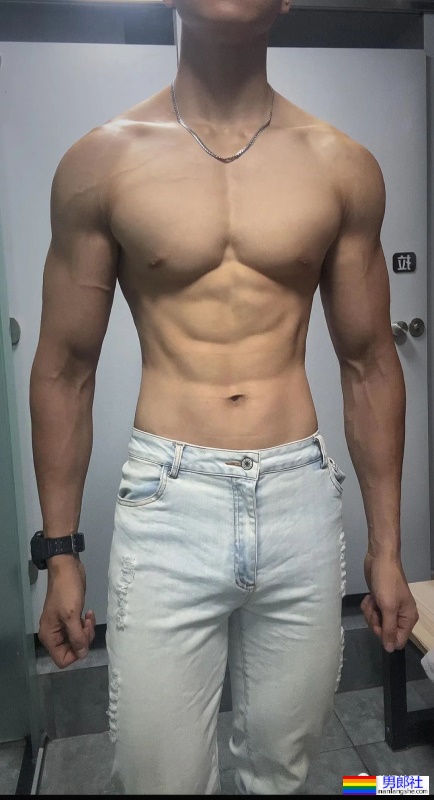 穿灰裤子的成都健身私教，看完想报他的课 - 51虹马