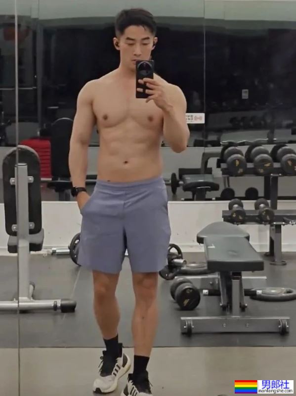 上海1姐张弦最新肌肉照，这状态40岁了你敢信？-51虹马