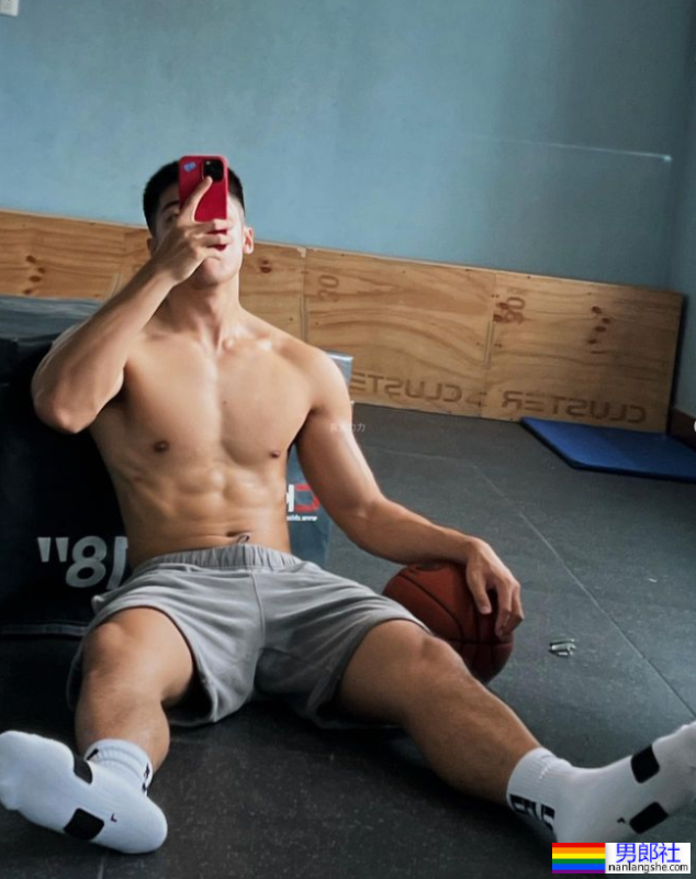 寸头黑皮腹肌体育生小哥，这身板长腿是真的硬！-51虹马