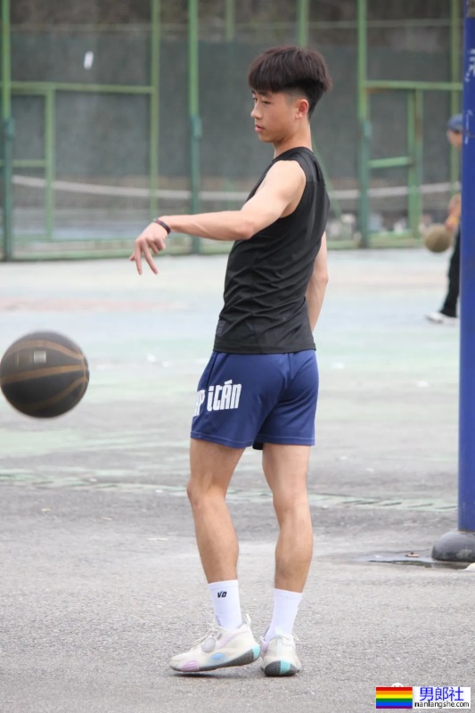 篮球场抓拍小翘臀男高,真棒!-51虹马