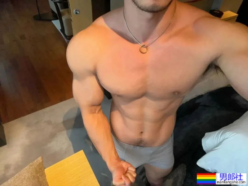 武汉彪学长更衣室最新自拍硬照，现在变这样了！-51虹马