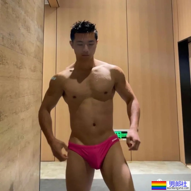上海17+的肌肉男更衣室自拍，这实力绝了-51虹马