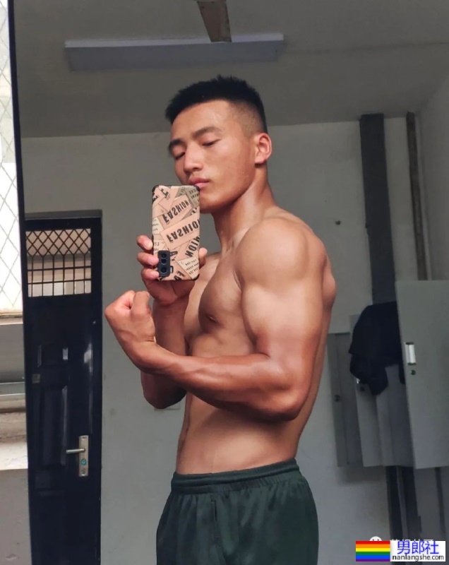 21岁河南直男退伍兵哥哥，肌肉身材超硬的！-51虹马