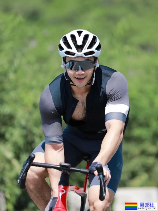 北京肌肉小哥撑开紧身骑行服，露出大胸肌还有茂盛的胸毛！-51虹马
