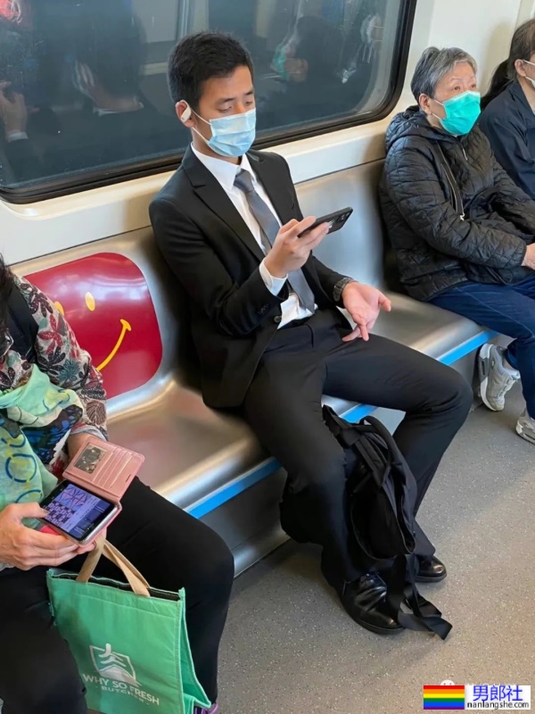 又来一波地铁正装帅哥，第一个就让我沦陷了 - 51虹马