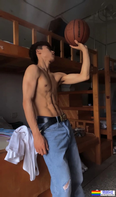 宿舍里有个肌肉身材的篮球体育生，他还不爱穿衣服-51虹马