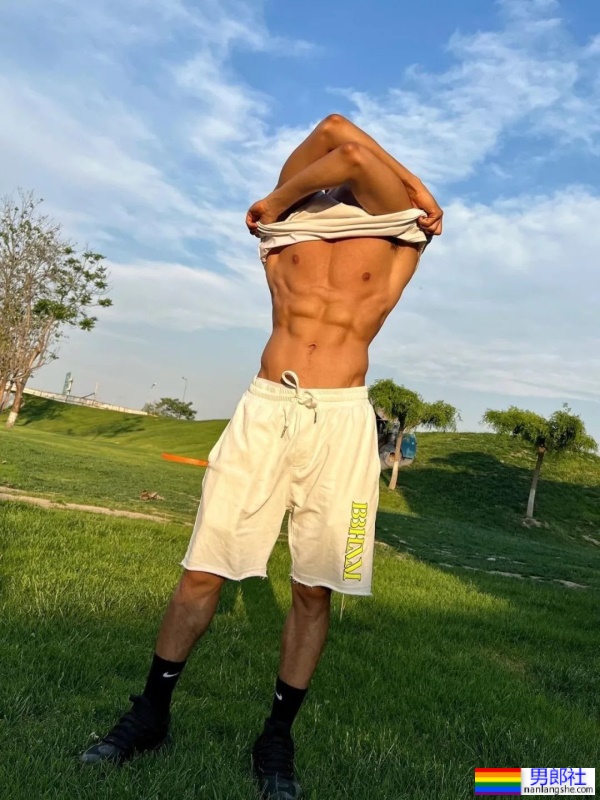 黑皮肌肉男脱衣服了，尖叫吧！-51虹马