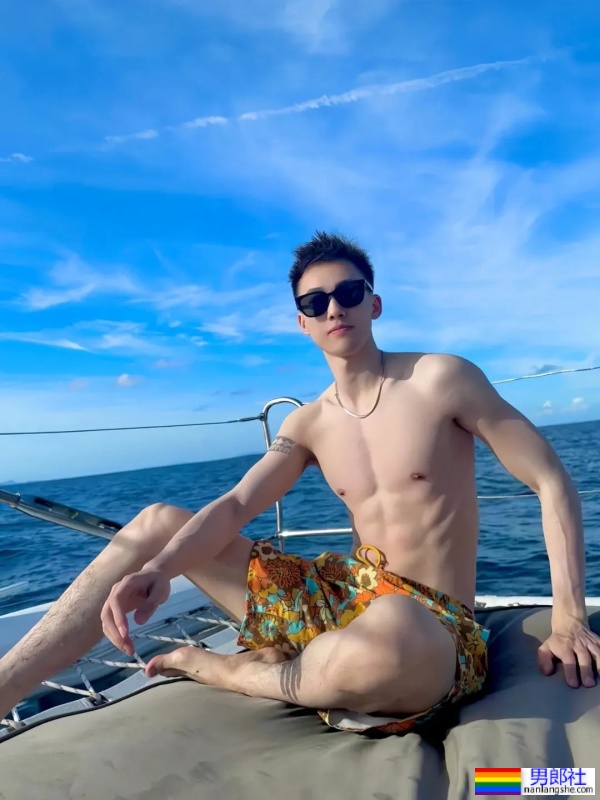 奶白奶白的腹肌小帅哥-51虹马