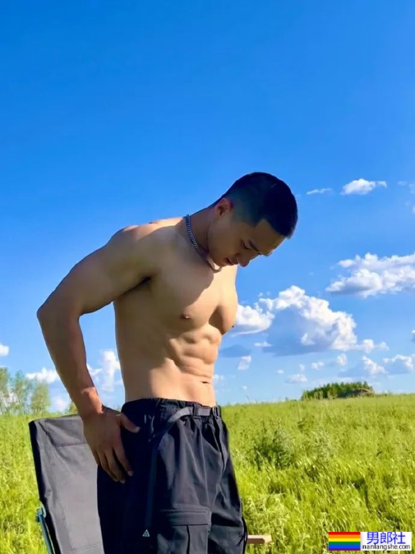 肌肉爷们在野外露营，来自黑龙江，这身材荷尔蒙太浓了！ ​​​-51虹马
