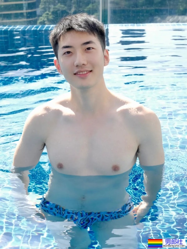 奶白薄肌小哥哥在泳池，笑起来好迷人 - 51虹马