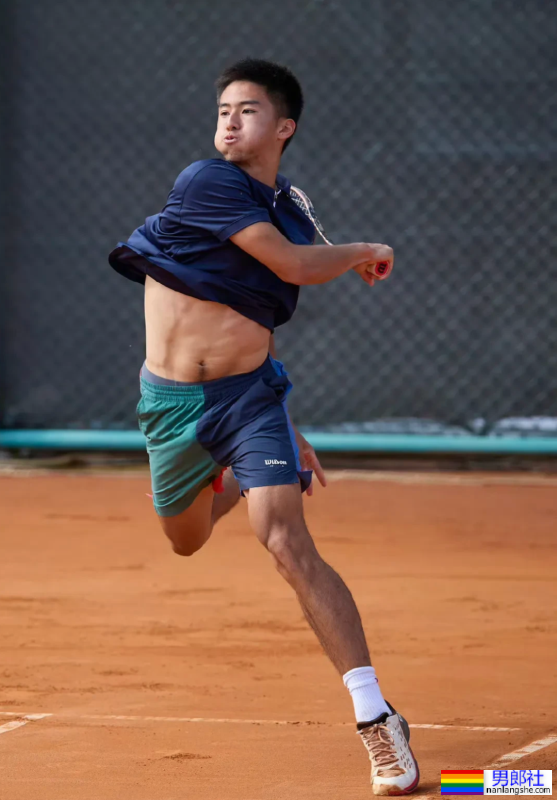 网球小将张凌豪越来越成熟，打球露内裤边与腹肌 - 51虹马